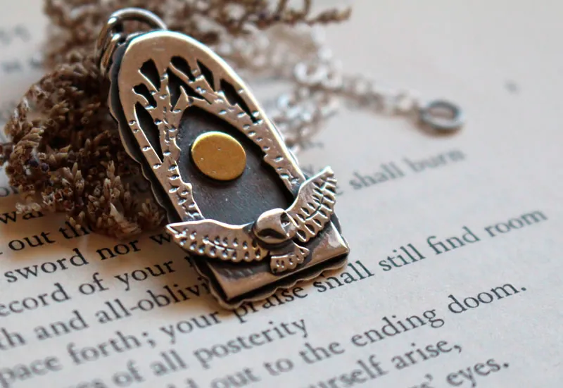 Vol de nuit, collier hibou sous la pleine lune en argent et laiton
