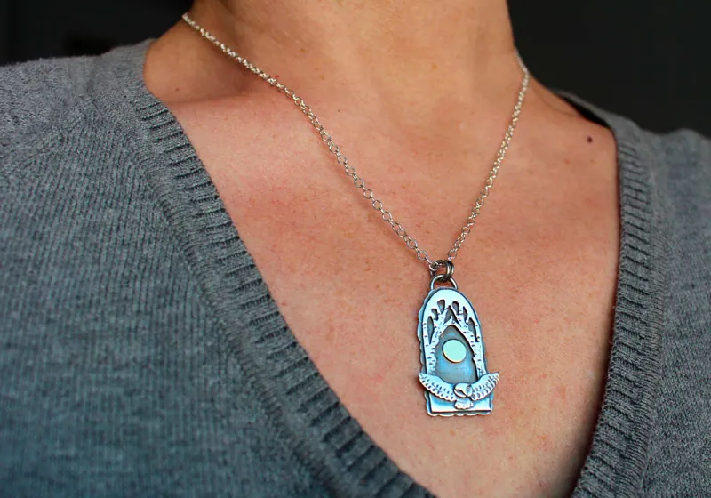 Vol de nuit, collier hibou sous la pleine lune en argent et laiton