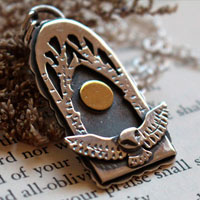 Vol de nuit, collier hibou sous la pleine lune en argent et laiton