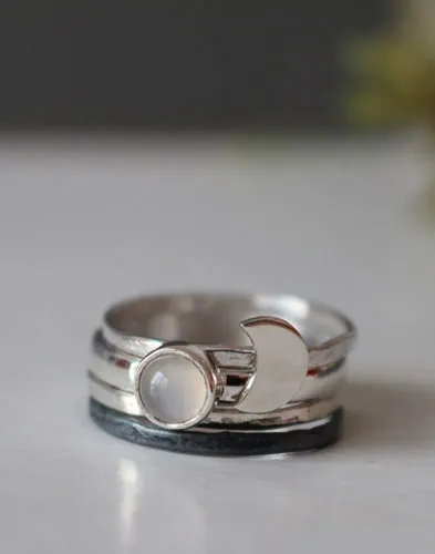 Voyage vers la lune, bague empilable en argent et pierre de lune
