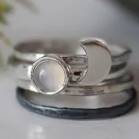 Voyage vers la lune, bague empilable en argent et pierre de lune