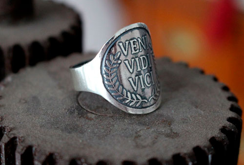 Veni, vidi, vici, bague citation latine de Jules César en argent 