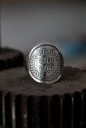 Veni, vidi, vici, bague citation latine de Jules César en argent 