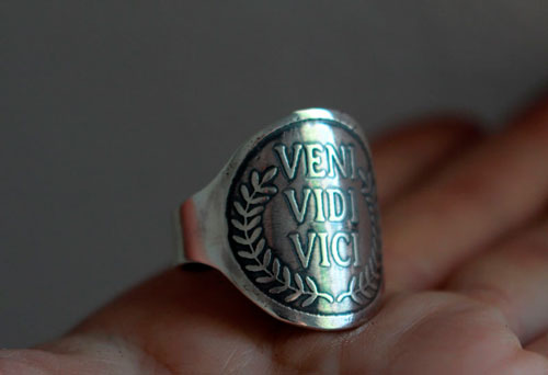 Veni, vidi, vici, bague citation latine de Jules César en argent 