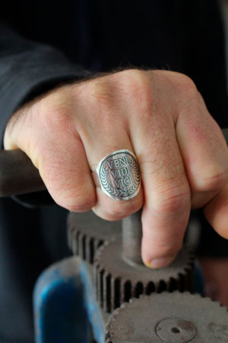 Veni, vidi, vici, bague citation latine de Jules César en argent 