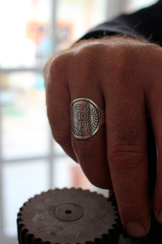 Veni, vidi, vici, bague citation latine de Jules César en argent 