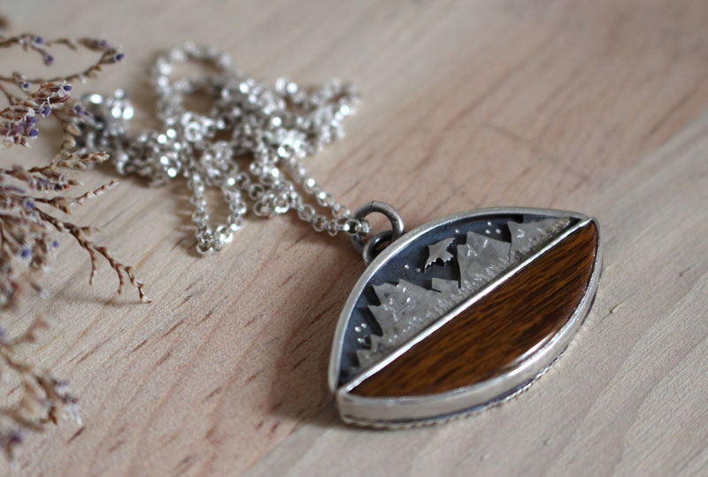 Vers les cieux, collier aigle de la montagne en argent et bois fossilisé