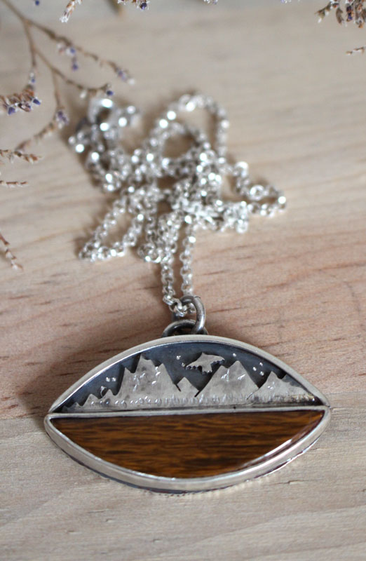 Vers les cieux, collier aigle de la montagne en argent et bois fossilisé