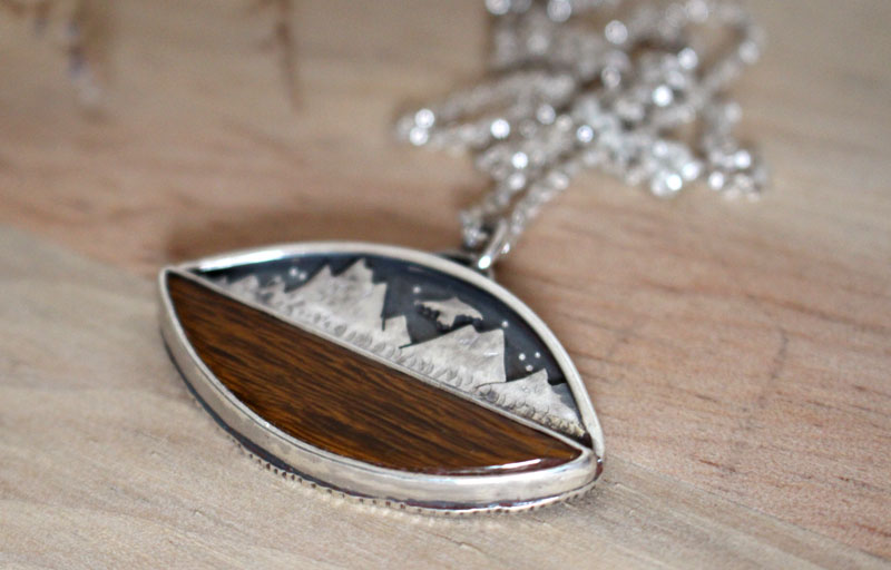 Vers les cieux, collier aigle de la montagne en argent et bois fossilisé