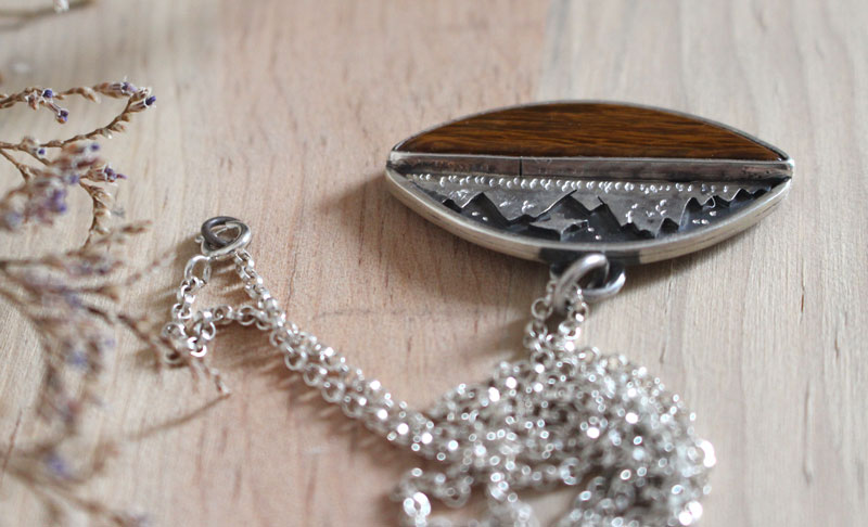 Vers les cieux, collier aigle de la montagne en argent et bois fossilisé