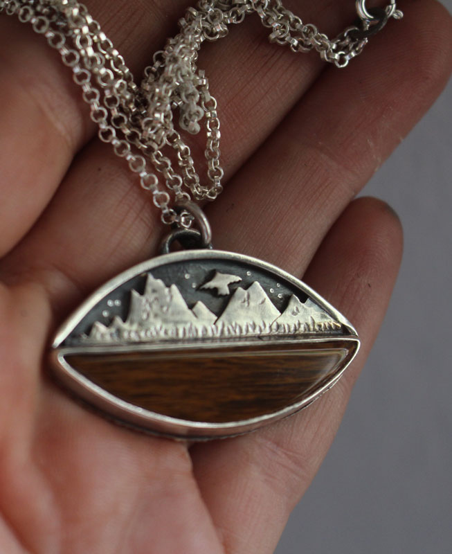 Vers les cieux, collier aigle de la montagne en argent et bois fossilisé