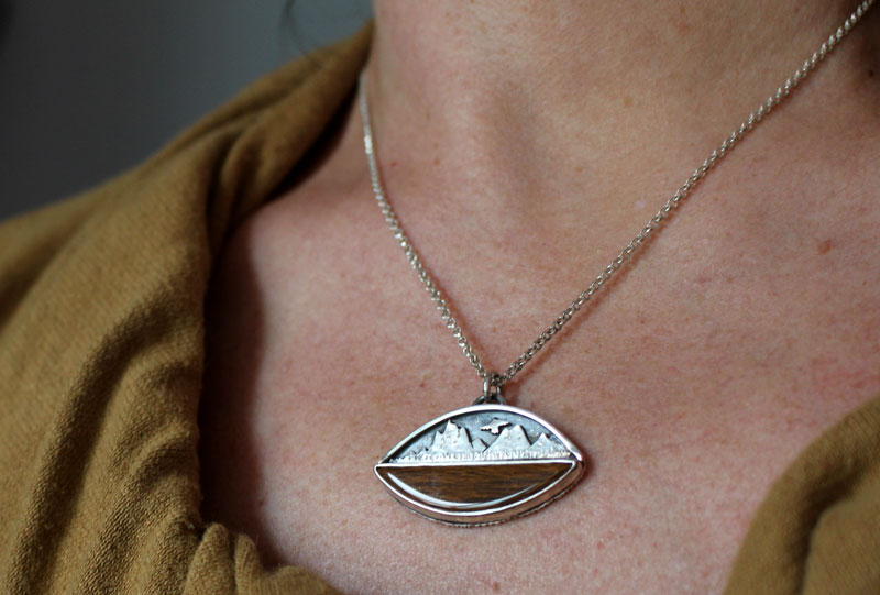 Vers les cieux, collier aigle de la montagne en argent et bois fossilisé