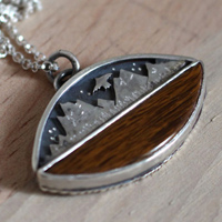 Vers les cieux, collier aigle de la montagne en argent et bois fossilisé