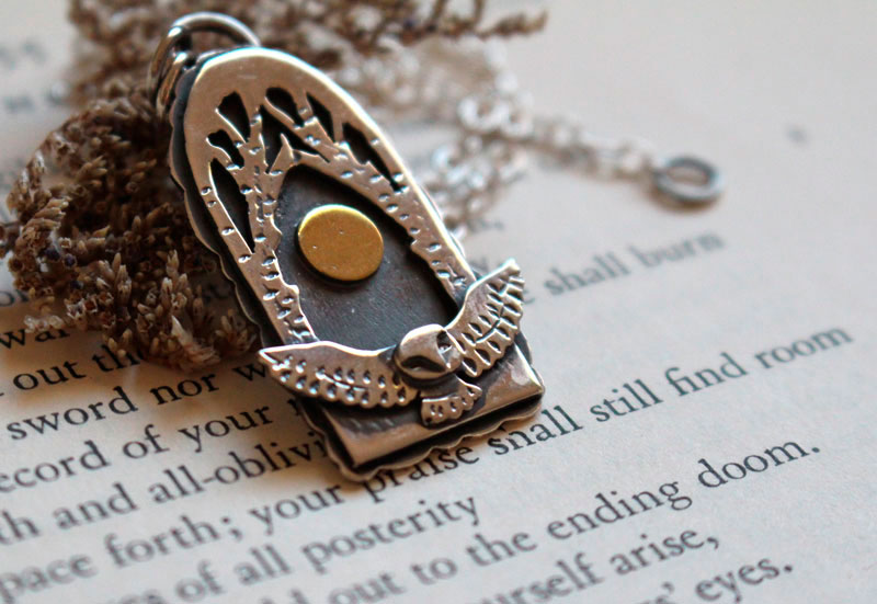 Vol de nuit, collier hibou sous la pleine lune en argent et laiton