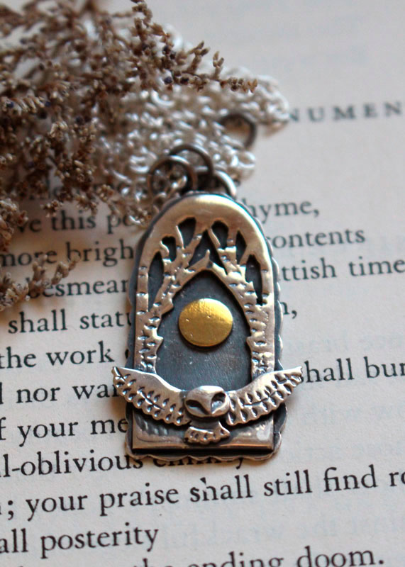 Vol de nuit, collier hibou sous la pleine lune en argent et laiton