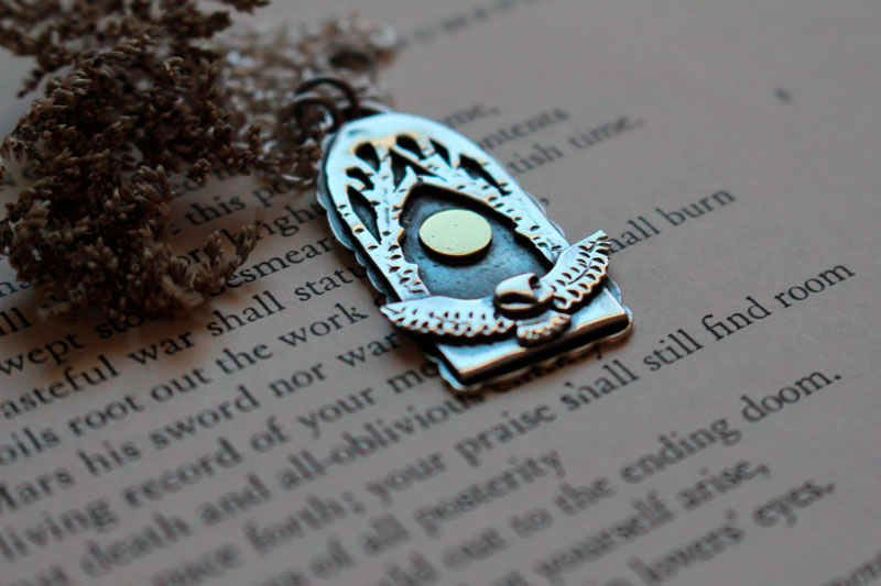 Vol de nuit, collier hibou sous la pleine lune en argent et laiton