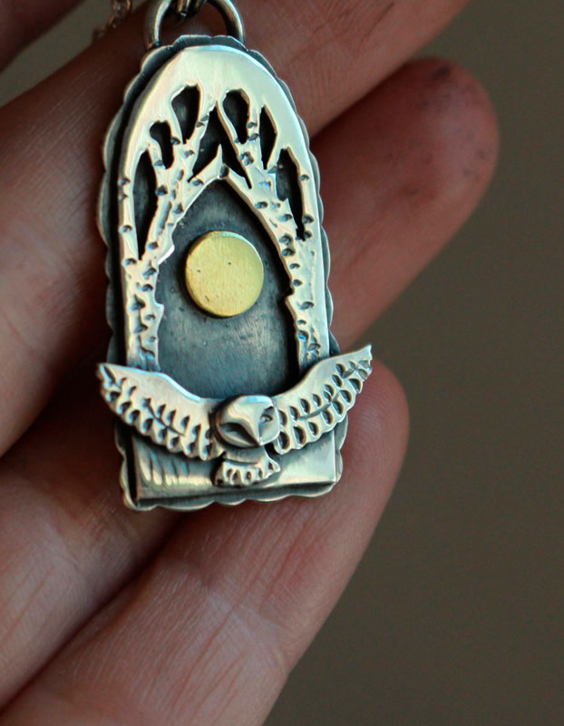 Vol de nuit, collier hibou sous la pleine lune en argent et laiton