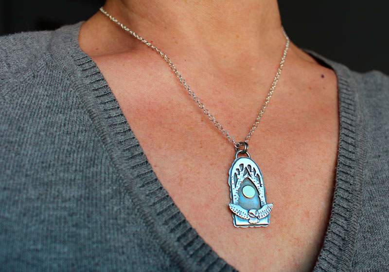 Vol de nuit, collier hibou sous la pleine lune en argent et laiton