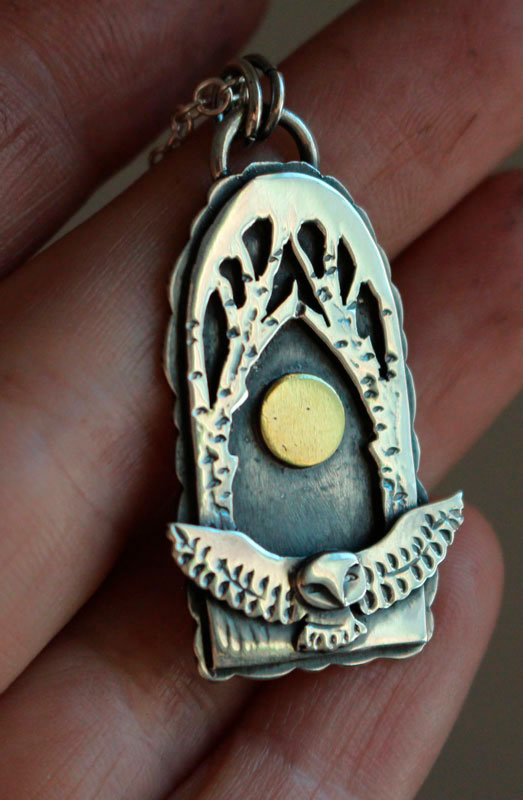 Vol de nuit, collier hibou sous la pleine lune en argent et laiton