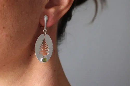 Xylia, boucles d’oreilles arbre de la forêt en argent et péridot