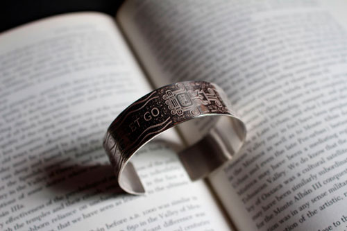 Xiuhmolpilli, bracelet Aztèque gravé en argent