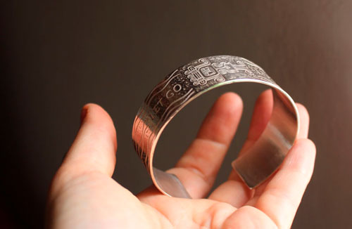 Xiuhmolpilli, bracelet Aztèque gravé en argent