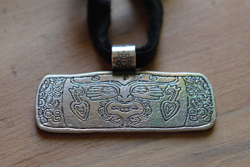 Xochipilli, collier tambour aztèque en argent