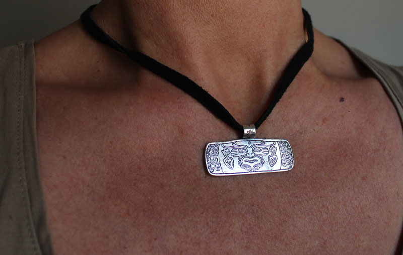 Xochipilli, collier tambour aztèque en argent