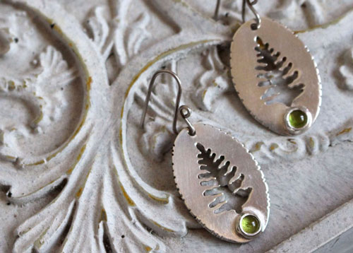 Xylia, boucles d’oreilles arbre de la forêt en argent et péridot