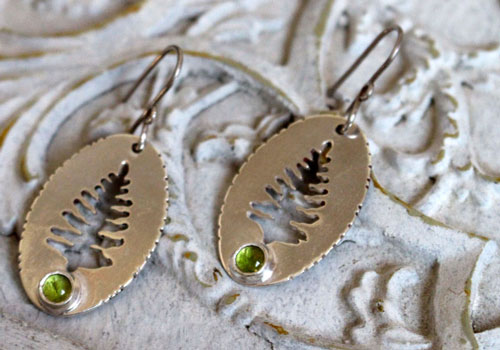 Xylia, boucles d’oreilles arbre de la forêt en argent et péridot