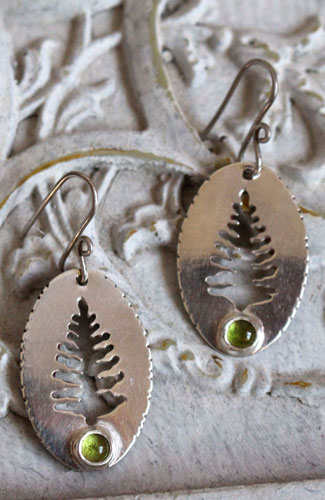 Xylia, boucles d’oreilles arbre de la forêt en argent et péridot