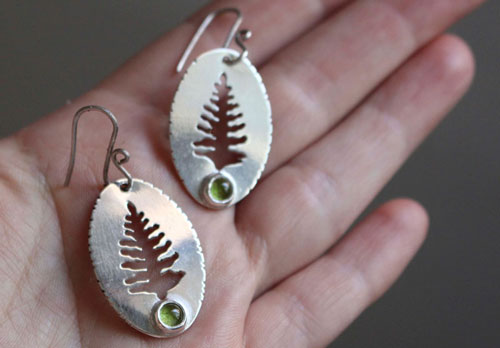 Xylia, boucles d’oreilles arbre de la forêt en argent et péridot