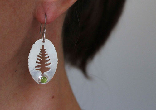 Xylia, boucles d’oreilles arbre de la forêt en argent et péridot