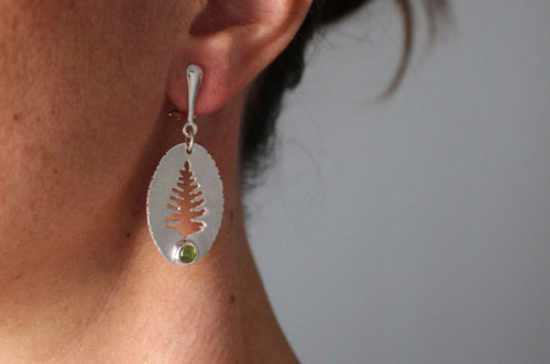 Xylia, boucles d’oreilles arbre de la forêt en argent et péridot avec attache pour oreilles non-percées