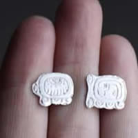 Tzolkin Tzolkin, boucles d'oreilles puces du calendrier Maya en argent en argent