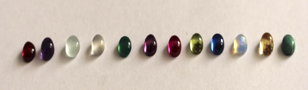 nos cabochons de pierre de naissance