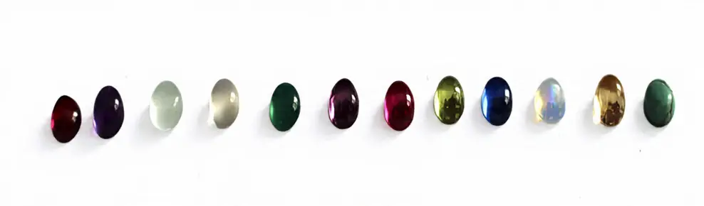 nos cabochons de pierre de naissance