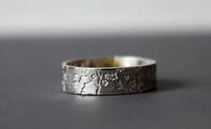 Bague japonaise misao, gravée de branches de cerisier en fleurs