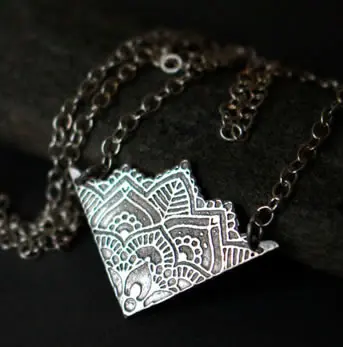 Collier fleurs de vie représentant un mandala de lotus