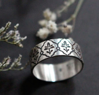 Bague en argent gravée d’iris