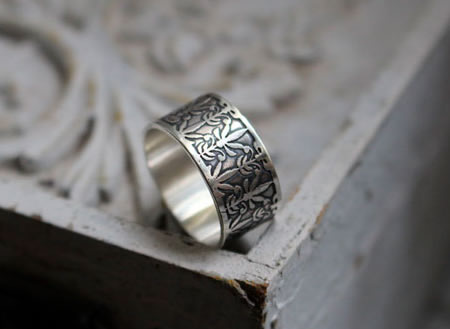 Notre bague gravée en argent les lys de Mucha