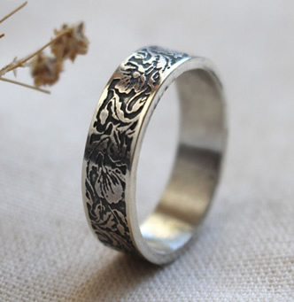 Bague avec des fleurs de coquelicot