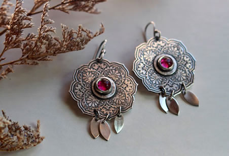 Boucles d’oreilles la rose d’orient evoquant la fleur avec sa gravure et son rubis rose