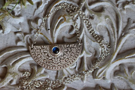 Collier Jardin de l’heure bleue avec un saphir bleu