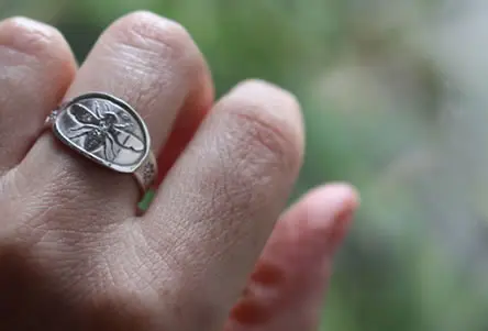 Bague Melissa montrant une abeille gravée