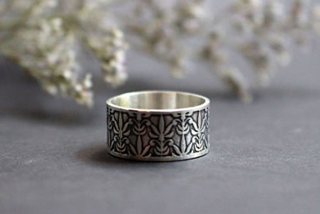 Bague le lys de Mucha