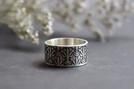 Bague le lys de Mucha