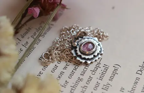 Collier primevère rose