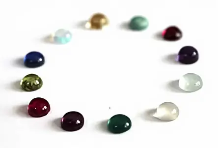 Les différents cabochons de pierres fines pour les mois de naissance