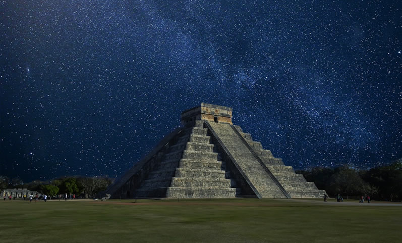 La pyramide Maya de Kukulkan du site de Chichen Itza, Mexique, sous la nuit étoilé. Les mêmes étoiles qu’observaient les prêtres mayas pour élaborer leur calendrier.